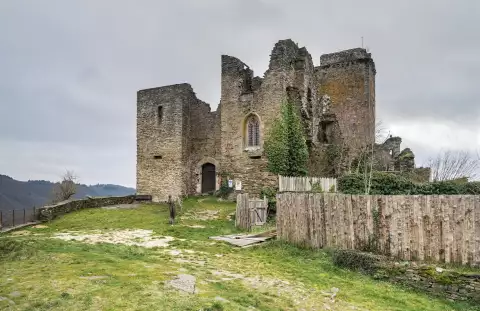 Le donjon et les murs en ruine du château de Valon, au-dessus des gorges de la Truyère