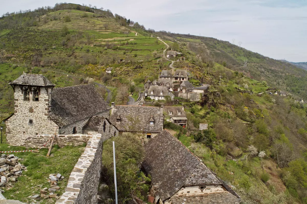 Les terrasses de pierre sèche montant sur le coteau derrière les maisons de Valon