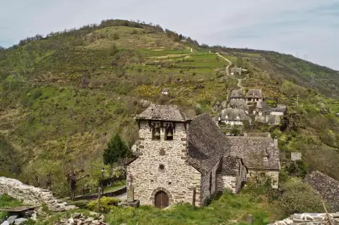 La chapelle de Valon devant le versant en terrasses des Coultades, au-dessus des gorges de la Truyère