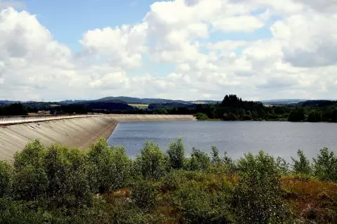 Le lac de Montézic, bassin supérieur de la centrale, retenu par sa digue en enrochement