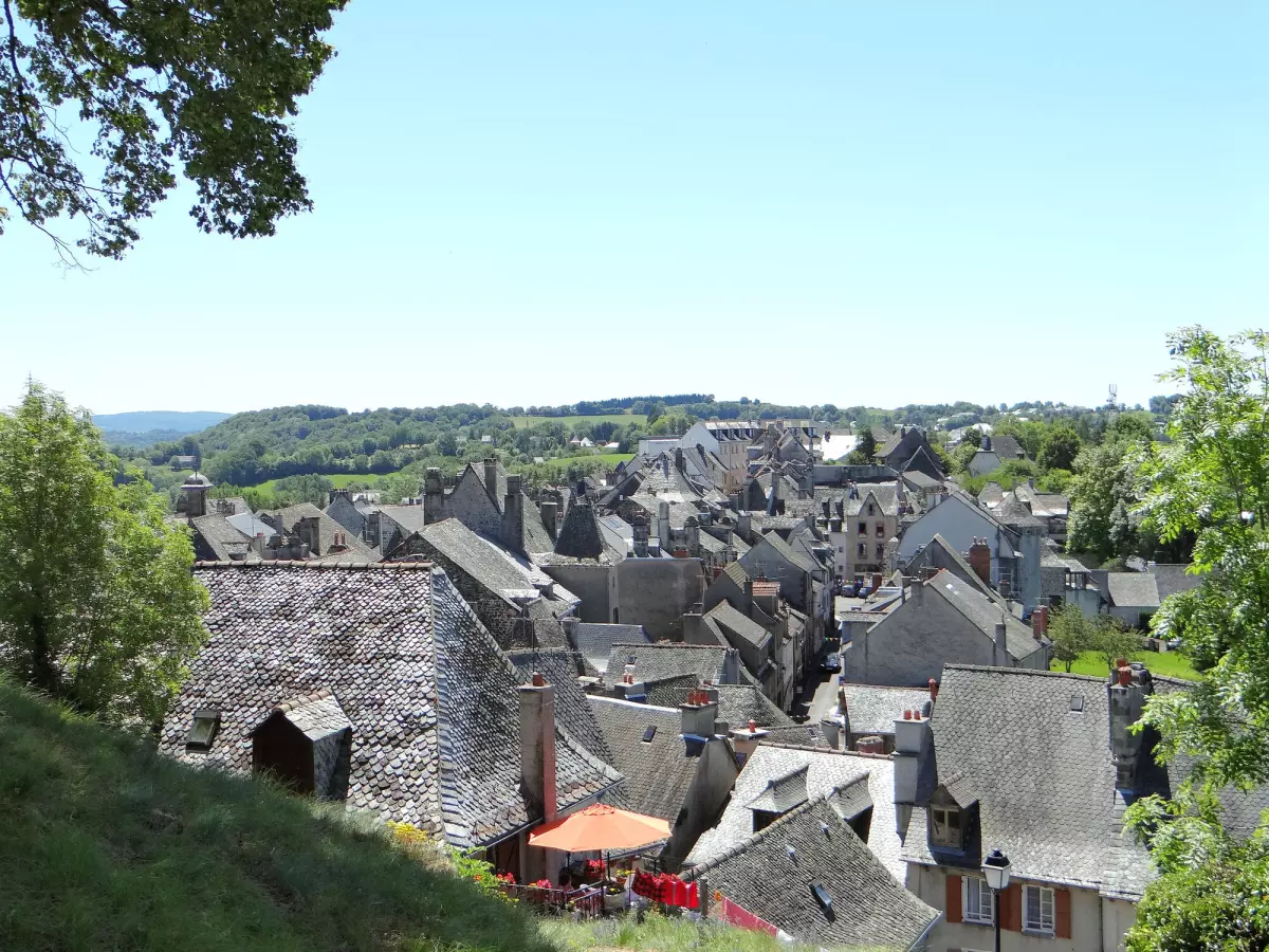 Les toits de lauze de Mur-de-Barrez vus depuis l'esplanade de l'ancien château