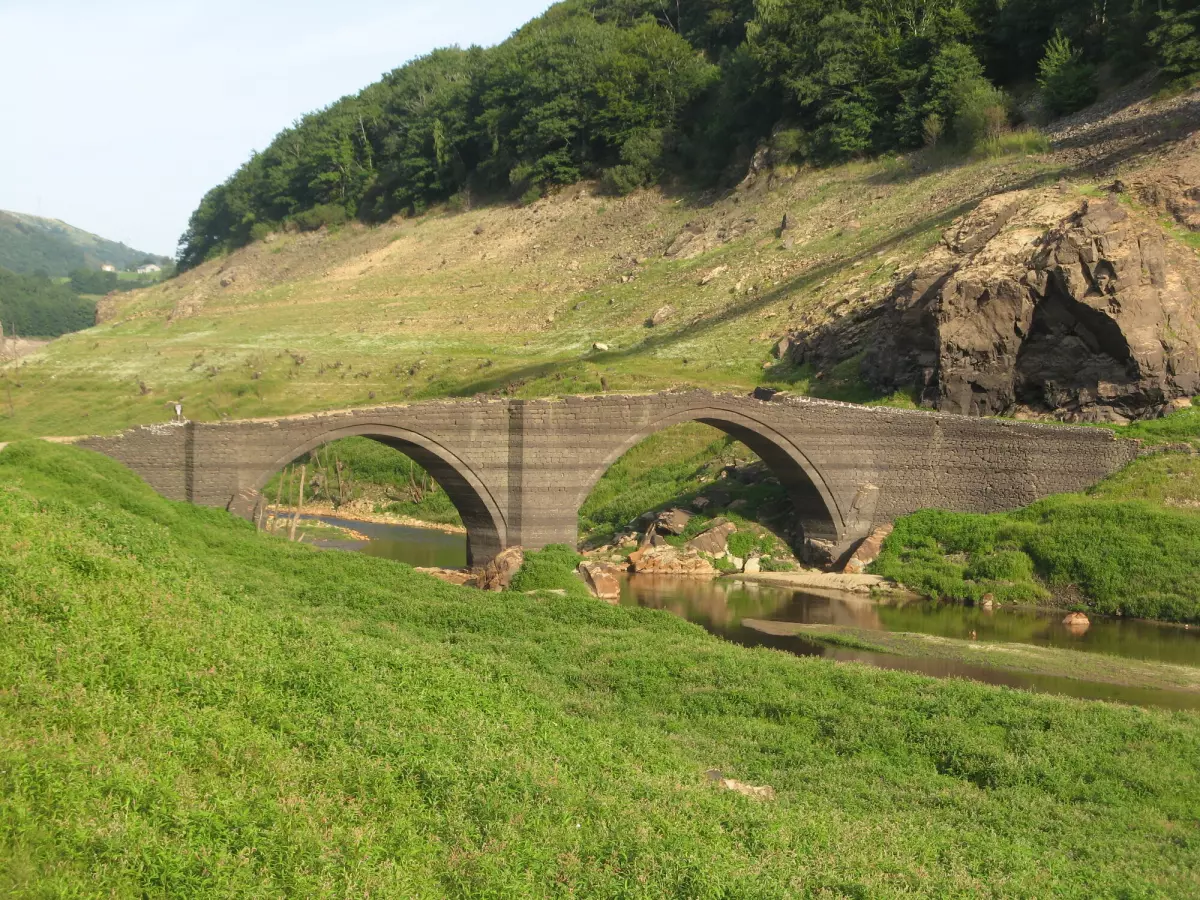 Le vieux pont de pierre de Tréboul et la Truyère dans son ancien lit, pendant la vidange du lac de Sarrans en 2014