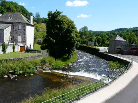 Le Siniq qui traverse Brommat entre les maisons de pierre, sur le sentier « Au fil de l'eau »