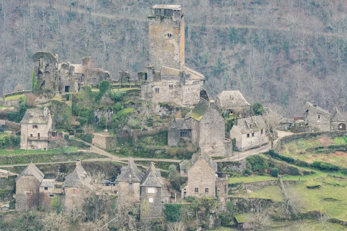 Le village de Valon et ses toits de lauze au pied du donjon, sur l'éperon au-dessus des gorges