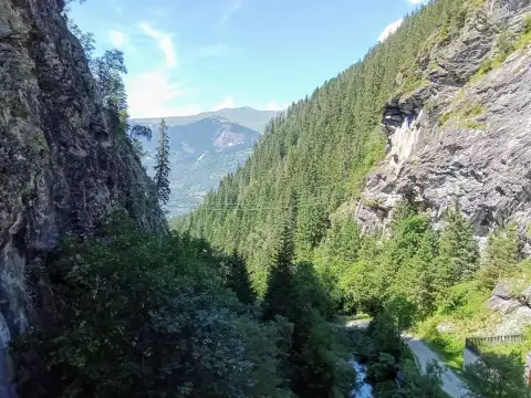 Un pont de singe tendu entre deux parois rocheuses sur une via ferrata