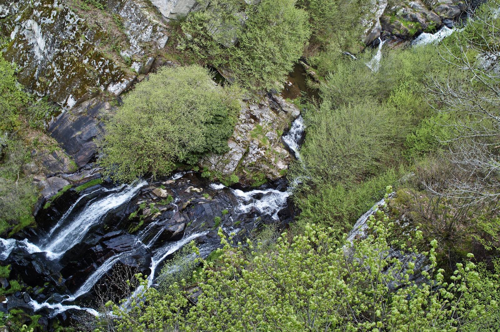 Les cascades du Saut du Chien dévalant le granit au milieu des arbres, à Montézic en Aveyron