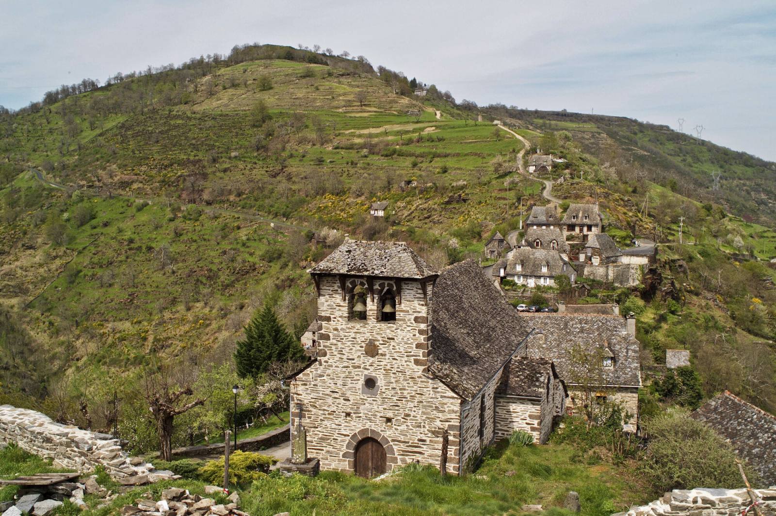 La chapelle de Valon devant le versant en terrasses des Coultades, au-dessus des gorges de la Truyère