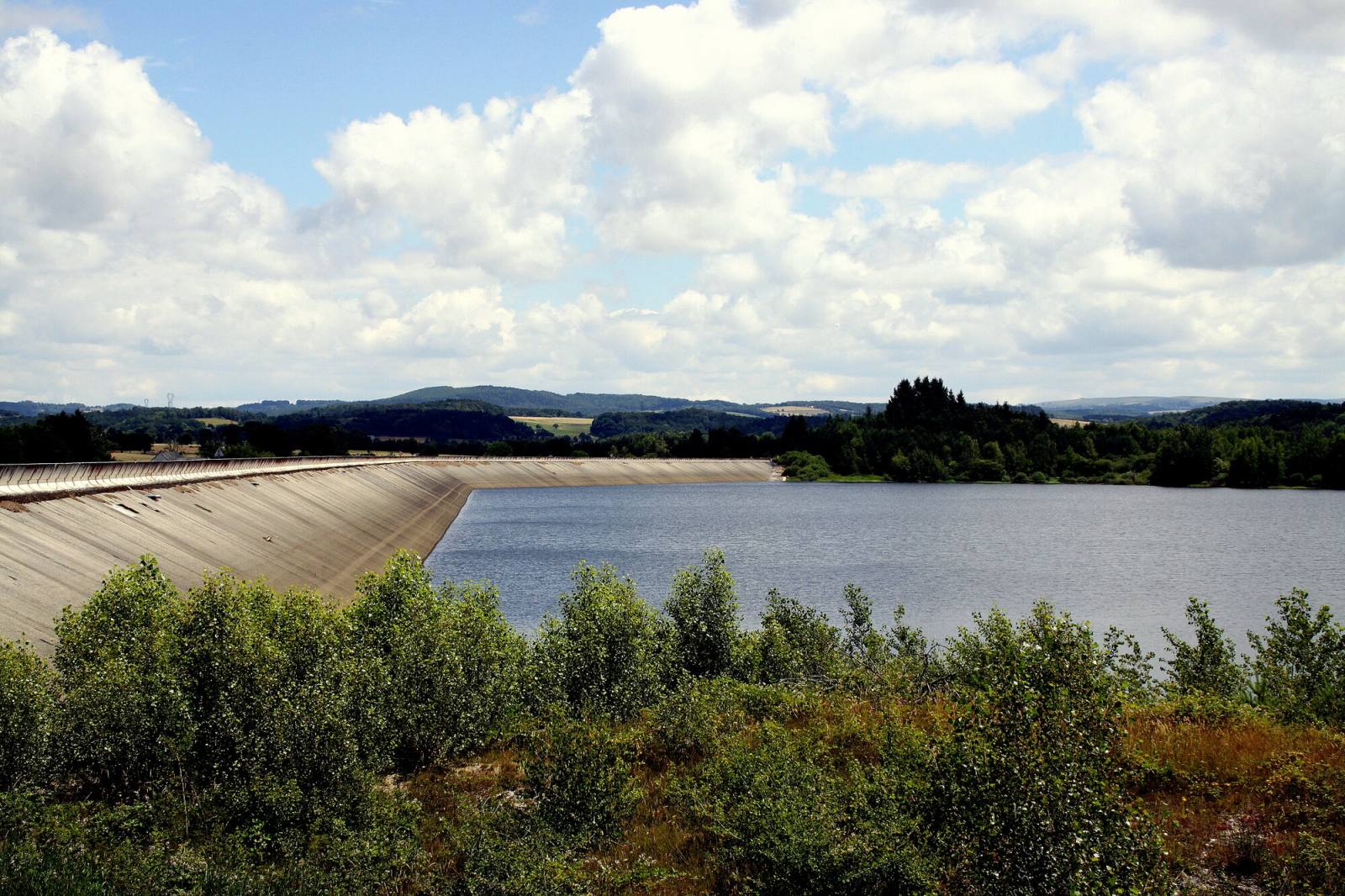 Le lac de Montézic, bassin supérieur de la centrale, retenu par sa digue en enrochement